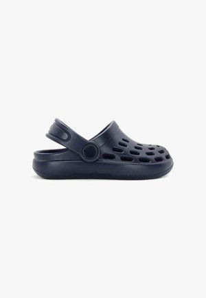Sabot noir à enfiler avec des trous de ventilation et une bride de talon mobile, conçu pour un port décontracté et un confort facile.