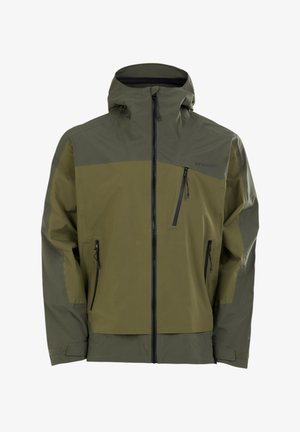 Wasserabweisende Jacke in Olivgrün mit durchgehendem Reißverschluss, verstellbarer Kapuze und Utility-Taschen an den Seiten und auf der Brust. Glatte Textur.