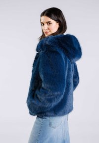 Blå fuskpälsjacka med huva, som har en mjuk, fluffig textur och en avslappnad passform. Inkluderar enkel hårdvarudetalj fram.