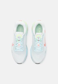 Nike Performance JOURNEY biały