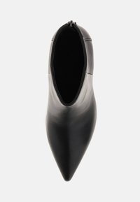 Must black nahkasaapad terava nina ja siledat pinnad. Tagaküljel on tõmblukk ja sujuv disain.