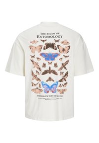 Bílá bavlněná tričko s velkým motivem motýla v modré a hnědé barvě, s texty "Studium entomologie" a "Systémový seznam můr."