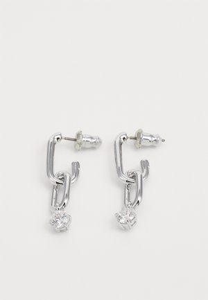 Sølv metal øreringe med sammenkædede kædedesign og en klar sten accent nederst. Blank finish og stud backing.