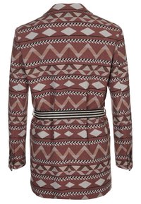 Lång vävd kappa med geometriska mönster i rost, kräm och svart. Har lång ärmar, midja med bälte och skräddarsydd krage.