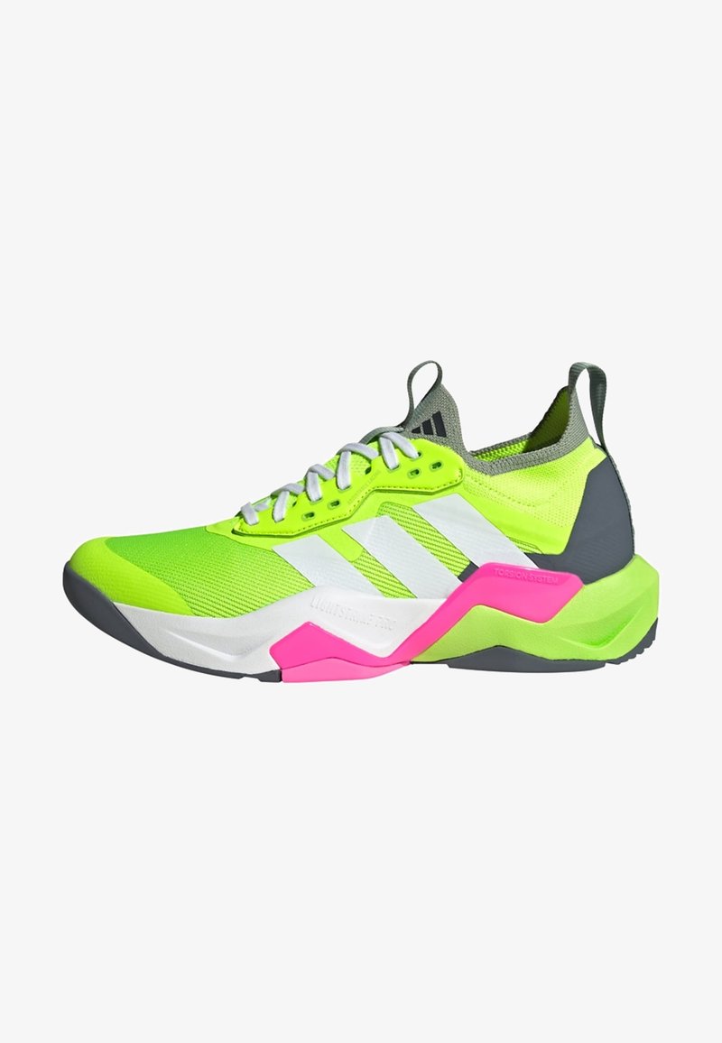 Scarpa da ginnastica verde lime con strisce bianche e dettagli rosa. Presenta una tomaia in mesh testurizzato, un collare imbottito e una suola in gomma per la trazione.