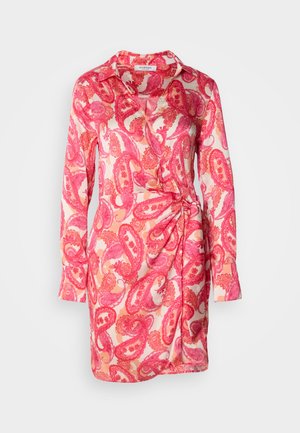 Langermet kjole i lett stoff med et rosa paisleymønster, med kragekrage og knyttet detalj på siden.