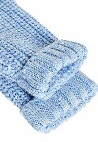 Hellblauer gestrickter Schal mit strukturiertem Muster und gerippten Kanten. Weiches Material präsentiert eine grobe Webart für Wärme.
