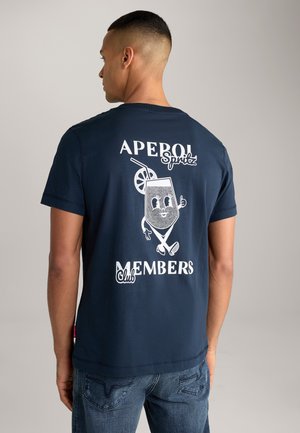 Navy katoenen t-shirt met een afbeelding van een cartoon drank met een citroenschijfje; tekst luidt "APEROL Spritz MEMBERS Club" in het wit.
