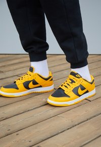 Nike Sportswear DUNK RETRO - Sapatilhas - black/goldenrod/white