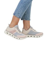 Leichte Sneakers aus einer Kombination aus weichem Grau und Creme mit dezenten rosa Akzenten und einer gepolsterten Sohle. Mit strukturierten Mesh-Einsätzen.