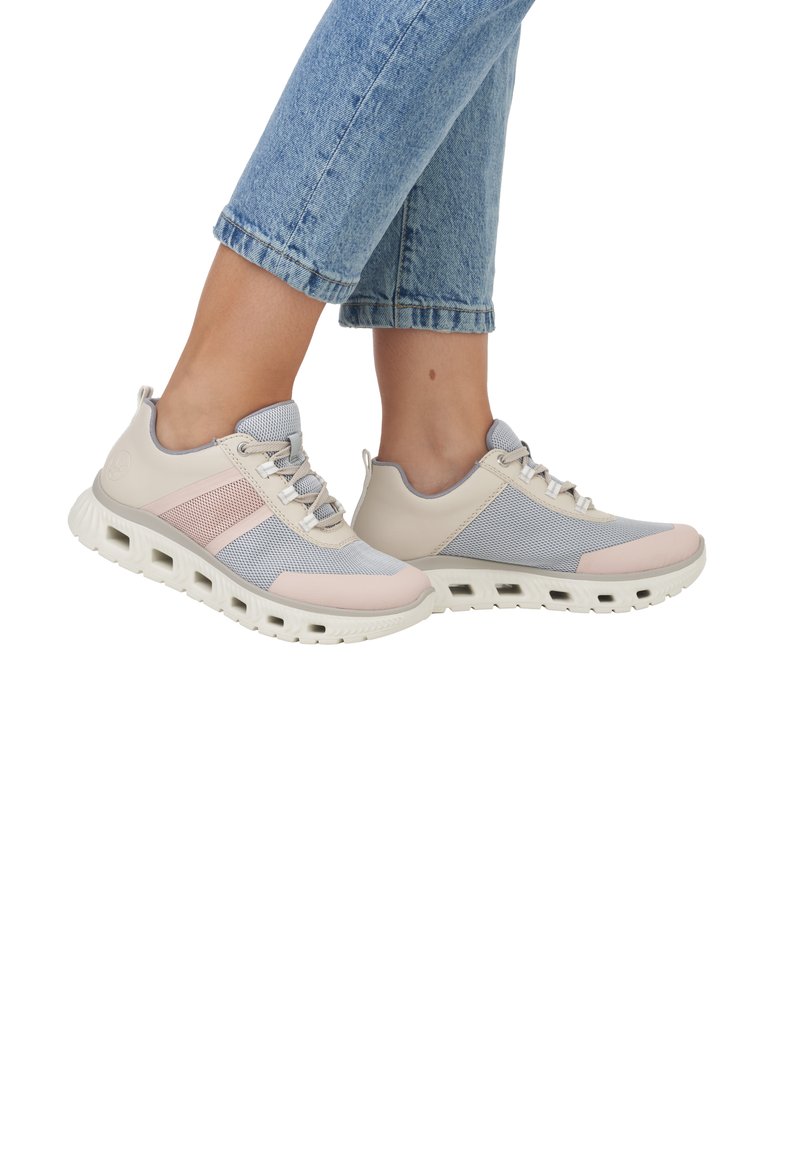 Leichte Sneakers aus einer Kombination aus weichem Grau und Creme mit dezenten rosa Akzenten und einer gepolsterten Sohle. Mit strukturierten Mesh-Einsätzen.