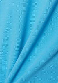 Jasnoniebieska fakturowana tkanina z gładkim, lekko wypukłym wzorem, delikatnie układająca się w miękkie fałdy. Odpowiednia do różnych zastosowań.