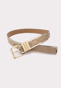 Læder Michael Kors bælte i beige med præget MK-logo, guldfarvet spænde og metaltrim, lagt i en spiralform på en hvid baggrund.
