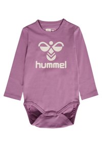 Langærmet bodysuit i lavendel bomuld med et hvidt logo-print og trykknaplukning ved skulderen og bunden for nem påklædning.
