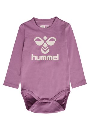 Langærmet bodysuit i lavendel bomuld med et hvidt logo-print og trykknaplukning ved skulderen og bunden for nem påklædning.