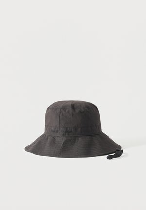 Chapeau bob gris foncé avec large bord et sangle de menton réglable, design simple avec détails de couture subtils.