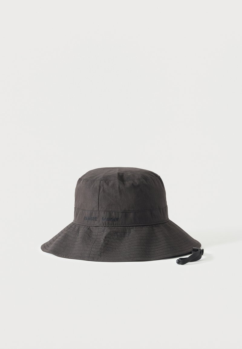 Chapeau bob gris foncé avec large bord et sangle de menton réglable, design simple avec détails de couture subtils.