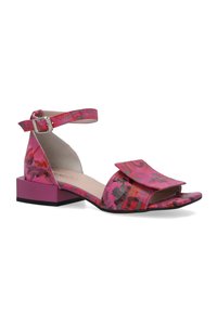 Rosa und rote gemusterte Sandalen mit offenen Zehen, einem klobigen Blockabsatz, einem Knöchelriemen und einer großen Klappe an der Vorderseite für zusätzlichen Detailreichtum.