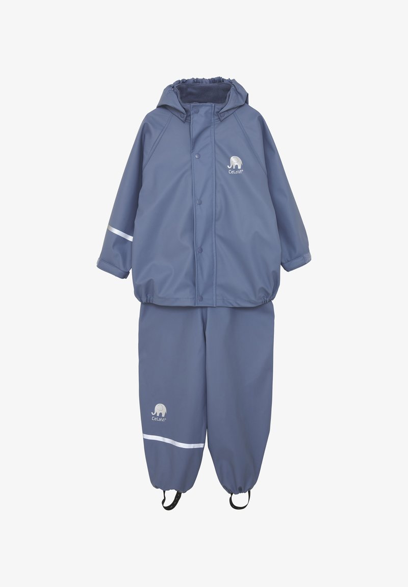 Completo antipioggia impermeabile due pezzi in blu, composto da giacca con cappuccio e pantaloni con elastico in vita. Include dettagli riflettenti e un logo a forma di elefante.