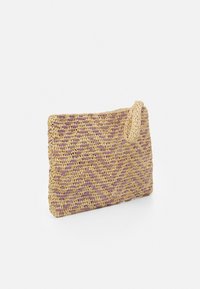 Punottu vetoketjullinen laukku luonnollisesta oljesta, jossa on herringbone-kuvio purppuran ja beige värin yhdistelmänä. Laatikossa on teksturoitu pinta ja sivusilmukka kantamista varten.