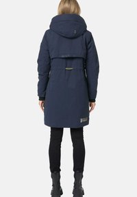 Marineblauwe waterdichte parka met een capuchon, voorzien van een getailleerde taille, lange mouwen en logo-accenten. De stof heeft een soepele textuur.