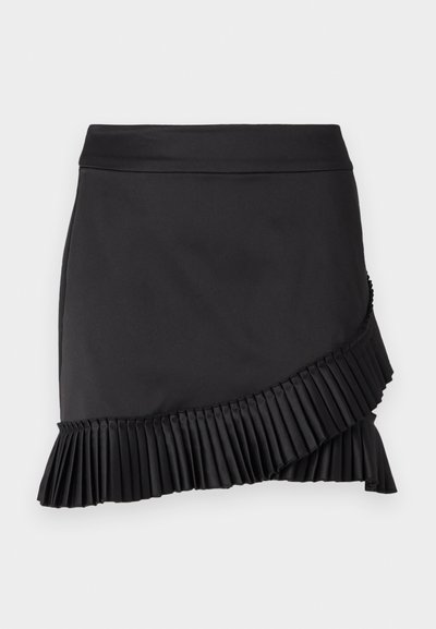 Jupe noire avec un ourlet plissé, présentant un design élégant, une texture lisse et une coupe asymétrique sur le bord inférieur.