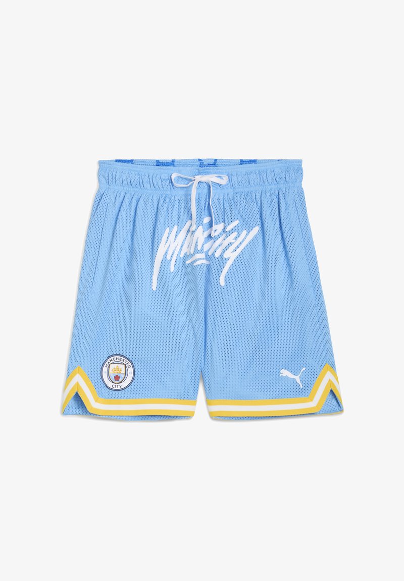 Lichtblauwe mesh sportschoenen met een witte trekkoord, voorzien van een groot wit logo, gele accenten en een Manchester City embleem.