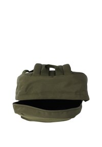 Olivgrön ryggsäck med dragkedja upptill, två vadderade bärhandtag och en texturerad yta. Insidan är svart.