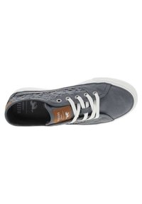 Sneaker in pelle grigia con lacci bianchi, tomaia testurizzata, accentuazione in pelle marrone e suola in gomma bianca. L'interno presenta un design con logo stampato.