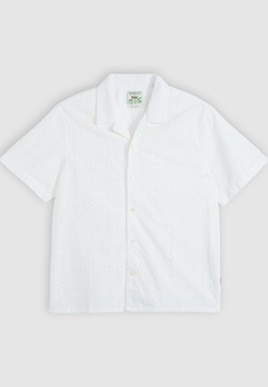 Wit overhemd met korte mouwen, knoopjes aan de voorkant, een spreidkraag en een subtiel eyelet-patroon, plat uitgestald op een lichtgrijze achtergrond.