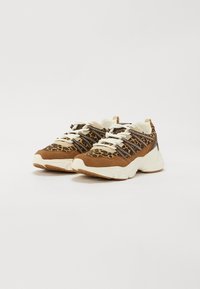 Braune und beige Sneakers mit einem Leopardenmuster, weißen Schnürsenkeln, strukturiertem Gewebe und einem klobigen Sohlen-design.