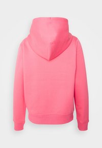 Mikina s kapucí, jasně růžová, směs bavlny, styl přes hlavu, žebrované manžety a lem, hladká textura, bez viditelných vzorů či kovových prvků.
