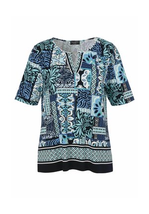 Blouse met korte mouwen met blauwe, zwarte en witte bloemen- en geometrische patchworkpatronen en een kleine V-halsopening.