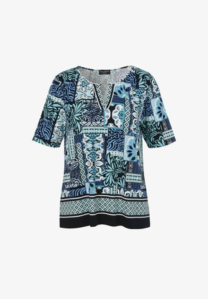 Kurzarmbluse mit blau-schwarz-weißen Blumen- und geometrischen Patchworkmustern und kleinem V-Ausschnitt.