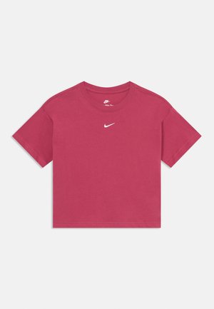 Kortærmet cropped Nike T-shirt i mørkerød med lille hvid Nike swoosh-logo centreret på brystet.