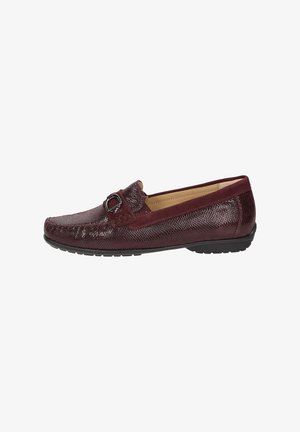 Burgunderfarbene Slipper mit strukturiertem synthetischem Obermaterial, metallischem Schnallendetail und Gummisohle. Flaches Design und klassische Silhouette.