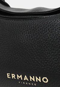 Borsa a mano in pelle nera con superficie testurizzata e lettering oro "ERMAUNO FIRENZE" sul davanti. Design con parte superiore curva e bordi lisci.
