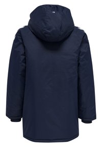 Marinblå isolerad jacka med huva, med en slät textur, långa ärmar och en ren design utan synliga fickor eller mönster.