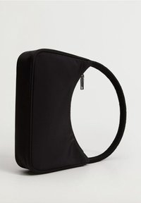 Sort stofpose med en rektangulær form og et afrundet håndtag. Den har lynlås og en glat tekstur med et minimalistisk design.