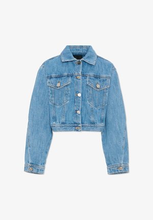 Giacca di jeans azzurra chiara corta con chiusura frontale con bottoni, due tasche con patta sul petto, maniche lunghe e colletto.
