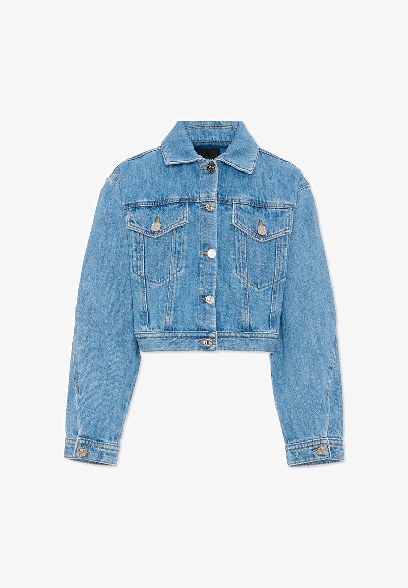 Veste en denim bleu clair courte, avec fermeture boutonnée devant, deux poches poitrine à rabat, manches longues et col.