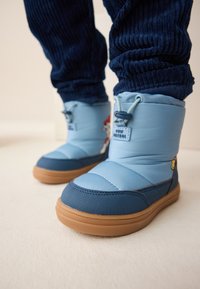Blaue, gepolsterte Winterstiefel mit einer Gummisohle, die aus einer Kombination von hellem und dunklem Blau bestehen und einen dekorativen Aufnäher mit Grafiken aufweisen.