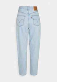 Ljusblå denimjeans med hög midja, raka ben och bakfickor med en broderad logotypdesign. Läderpatch med märket vid midjan.