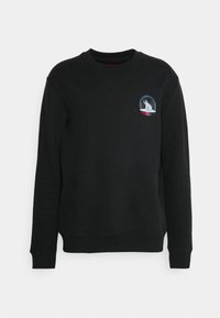 Sudadera negra de manga larga, con cuello redondo y un pequeño gráfico de un oso polar dentro de un diseño de bola de nieve en el lado izquierdo del pecho.