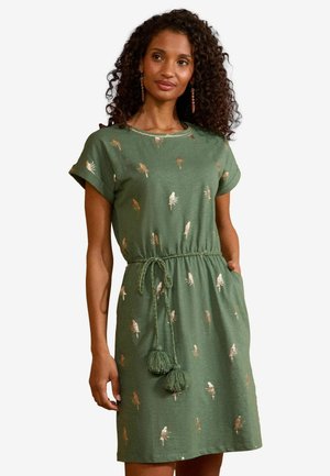Grünes kurzärmliges Kleid mit goldenen Blattstickereien, Kordelzug in der Taille mit Quastenakzenten und seitlichen Taschen. Hergestellt aus weichem Stoff.
