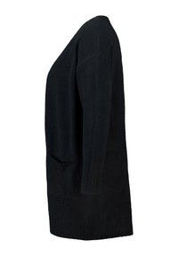 Zwarte gebreide trui met lange mouwen, voorzien van geribde manchetten, zoom en een kleine voorkantzak, zijaanzicht getoond op een witte achtergrond.