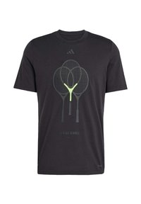 Czarny bawełniany t-shirt z graficznym wzorem trzech rakiet tenisowych w szaro-neonowej zieleni. Tekst "ADIDAS TENNIS PARIS" poniżej.