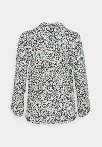 Florale Bluse mit einem dunkelblauen Hintergrund und bunten, kleinen Blumen. Leichter Stoff, lange Ärmel und ein Kragen.