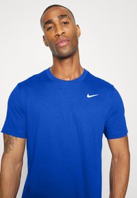 Nike Performance TEE CREW SOLID - T-shirt desportiva - game royal