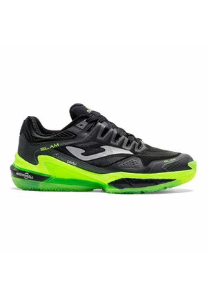 Scarpa sportiva nera e verde neon a taglio basso con lacci, suola testurizzata e loghi del marchio "Slam" e "Joma pádel" sul lato.